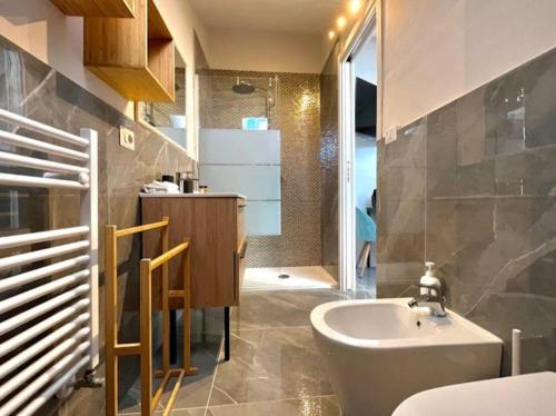 a bathroom with a sink and a bath tub at Casa Carletti in Chivasso