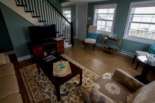 ein Wohnzimmer mit Sofa und Fernseher in der Unterkunft Skipper Tom's in Twillingate
