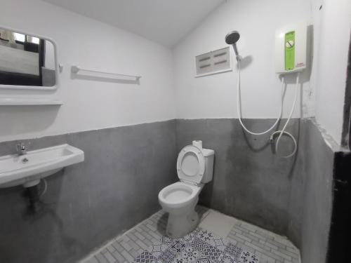 a bathroom with a toilet and a sink at The Relax Resort in Ko Phangan