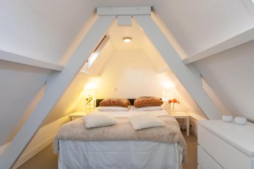 een slaapkamer met een bed op de zolder bij Apartment Naarden-Vesting in Naarden