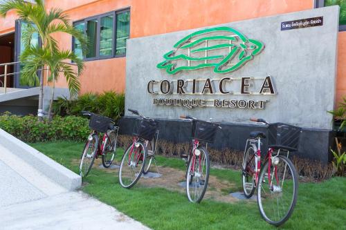Vélo sur le terrain de l'établissement Coriacea Beachfront Boutique Phuket Resort ou dans les environs