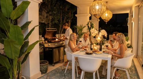 VACATION MARBELLA I Casa Regina, Walking Distance To The Beach, Private Shimmering Pool, 5Min From Puerto Banús, Alarm System, World-Class Dining