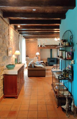 a living room with a couch and blue walls at Les Bouyssières in Creysse