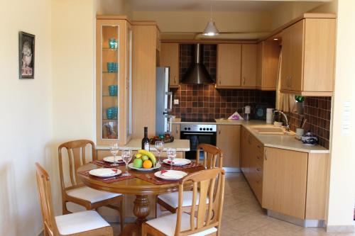 Kuchyň nebo kuchyňský kout v ubytování Helen's Sounio Apartments