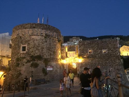 a group of people standing outside of a castle at Apartment Casa Beatrice in Pizzo