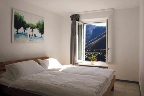 a bedroom with a bed and a window at Casa Gialla in Russo