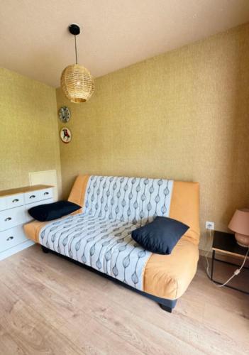 une chambre avec un grand lit dans une pièce dans l'établissement Appt Confortable in Superdévoluy, à Saint-Étienne-en-Dévoluy