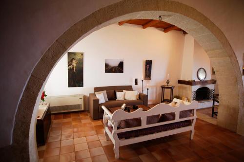 sala de estar con un arco con sofá y mesa en 1891 Home, en Epáno Kefalás