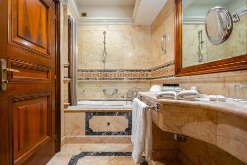 a bathroom with a large sink and a tub at Bellevue Luxury Rooms - San Marco Luxury in Venice