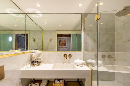 a bathroom with a sink and a shower at Jacob Ha-Tzayadim in Geʼullim