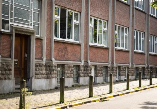 a red brick building with a door and windows at B&B Tempelhof in Ghent
