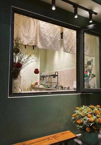 a window of a kitchen with a table and a sink at Êm Êm Homestay Đảo Lý Sơn in Ly Son