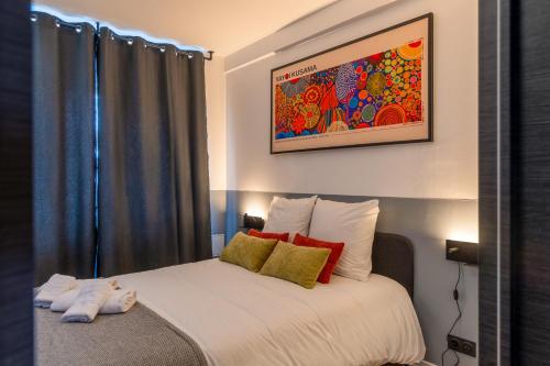 a bedroom with a bed with red and green pillows at Slate at Max, Luxury in Mulhouse, Air Conditionné in Mulhouse
