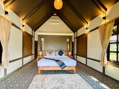 En eller flere senge i et værelse på KuangSi Resort