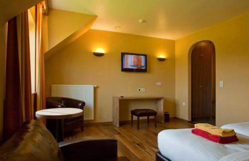 a hotel room with two beds and a fireplace at Country Lodge Hotel Moriaanshoofd in Oudenaarde