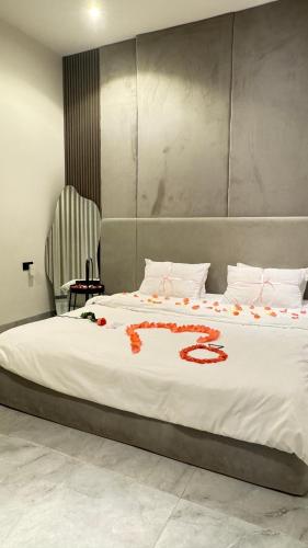 a large bed with flowers on it in a bedroom at شالية رواء كبلز in á¸¨arÄdÄ«