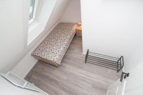 a small room with a bed on the floor at Leichte Brise 2 Greetsiel in Krummhörn
