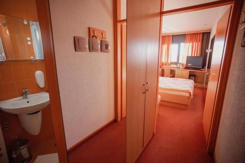 ein kleines Badezimmer mit Waschbecken und Toilette in der Unterkunft MC Hotel in Žalec