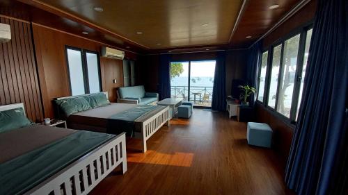 a bedroom with two beds and a balcony at Chunlii Homestay in Ke Ga
