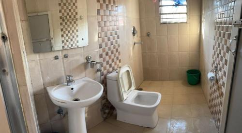 un bagno con WC e lavandino di Hotel crystal fall a Pokhara