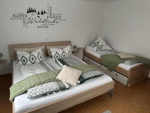 Ein Bett oder Betten in einem Zimmer der Unterkunft Ferienwohnung Eifler