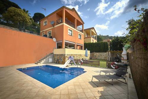 Cozy house with pool