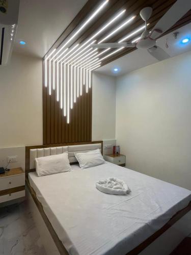 a bedroom with a large bed with white sheets at Alishba Hotel And Restaurant in Lālbāgh