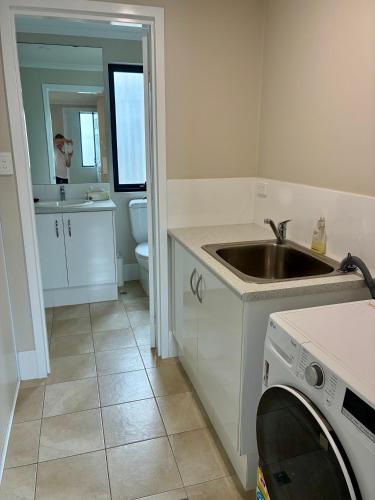 eine weiße Küche mit Spüle und Toilette in der Unterkunft The Gregory in Geraldton