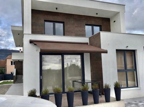 Villa Stella Lux ,3 Bedroom Villa with Jacuzzi near Split