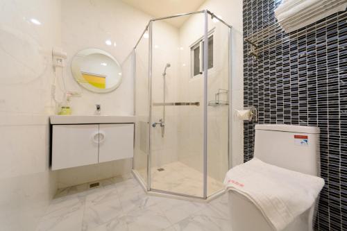 a bathroom with a shower and a toilet and a sink at 安可的家 小孩及寵物免費 恆春老街夜市 屏東縣民宿0497 in Hengchun