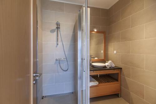 a bathroom with a shower and a sink at Villa del Rey II in Casal da Lagoa Seca