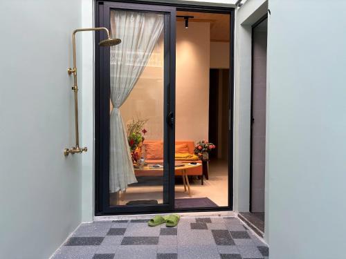 a glass door leading into a living room at Êm Êm Homestay Đảo Lý Sơn in Ly Son