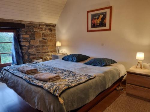 a bedroom with a bed with towels on it at chambre d'hôtes vue sur jardin in Le Saint