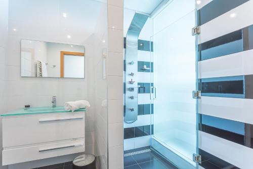 a bathroom with a shower and a sink at Villa Sao Martinho in São Martinho do Porto