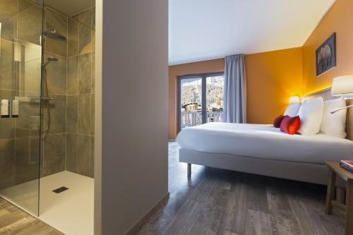 a hotel room with a bed and a shower at SOWELL FAMILY Vars in Vars