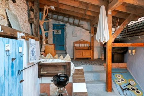 a room with a table and an umbrella and a bed at Naabblick in Kallmünz