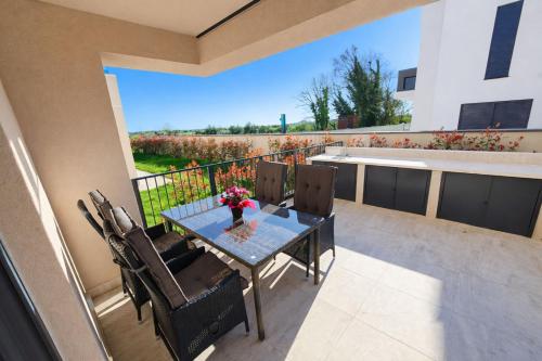 House with private jacuzzi near Umag