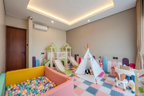 Ein Kinderzimmer mit einer Burg und einem Kinderbett in der Unterkunft Villa Asvari in Tabanan
