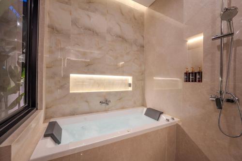 ein Badezimmer mit Badewanne und Dusche in der Unterkunft Villa Asvari in Tabanan