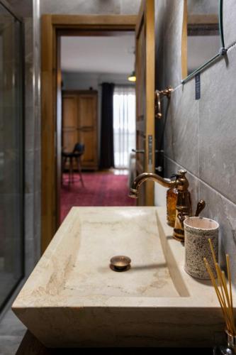 eine Badezimmerablage mit Waschbecken in einem Zimmer in der Unterkunft loidevilla in Kemalpasa