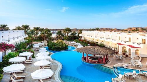- une vue de tête sur un complexe avec une piscine et des parasols dans l'établissement Iberotel Palace - Adults Friendly 16 Years Plus, à Charm el-Cheikh