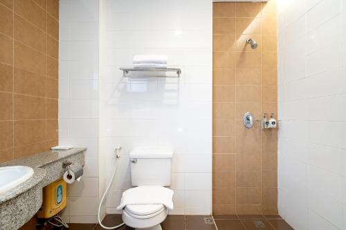 a bathroom with a toilet and a sink and a shower at โรงแรมสินสิริ ปัญญา-รามอินทรา in Bangkok