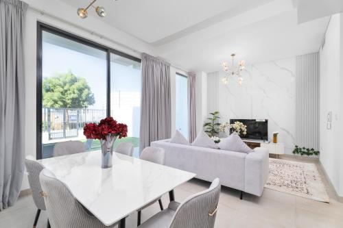 Nasma Luxury Stays - Stylish coastal Villa near beach