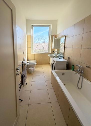 ein Badezimmer mit Badewanne, Waschbecken und Badewanne in der Unterkunft Affittacamere Ami in Ziano Piacentino