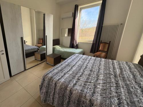 ein Hotelzimmer mit Bett und Spiegel in der Unterkunft Affittacamere Ami in Ziano Piacentino