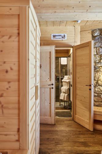 a wooden hallway with a door and a table at Chalet Morel 1586 Hotel & Spa in Limone Piemonte