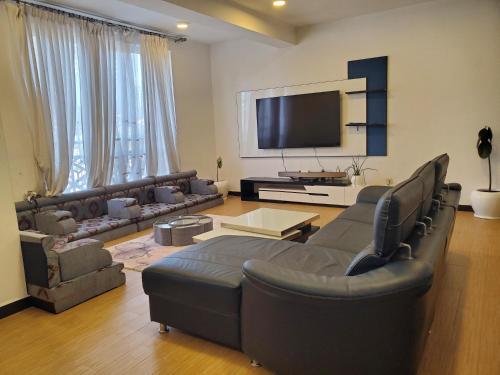 Televizors / izklaižu centrs naktsmītnē Spacious 5BR Duplex Apartment at Bole