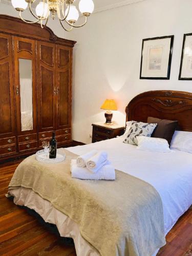 a bedroom with a bed with towels on it at Baketxea, 8 PAX, Jardín, BARBACOA y Merendero in Elvillar