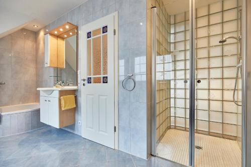 a bathroom with a shower and a glass door at Haus Meyer-Teerling - Ferienhaus in Borkum