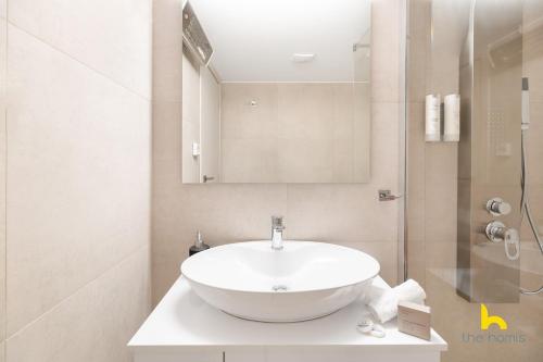 Modern 1-BDR Athenian Habitat near Acropolis!
